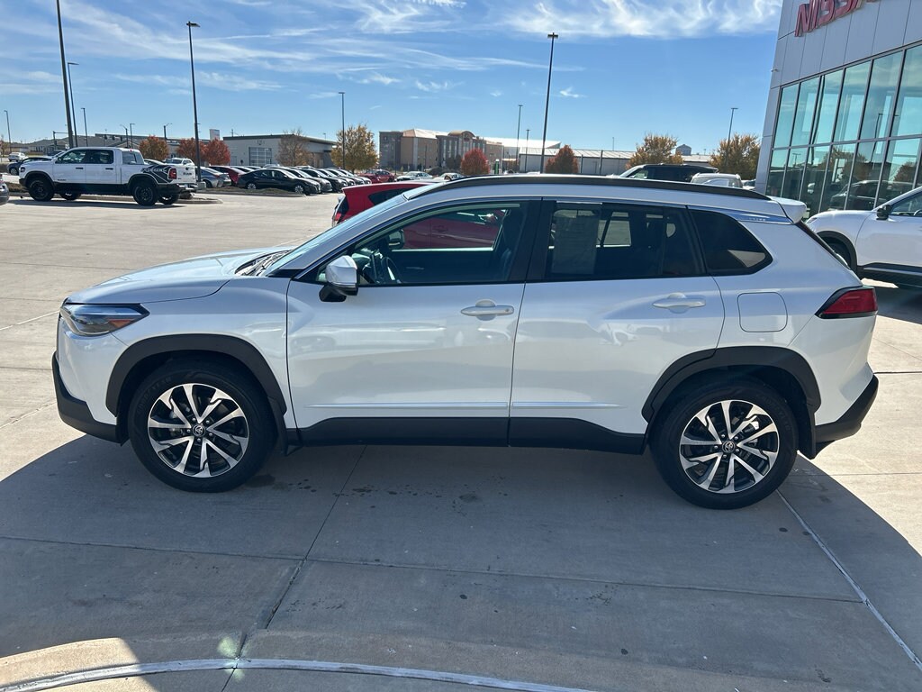 2022 Toyota Corolla Cross XLE photo 3