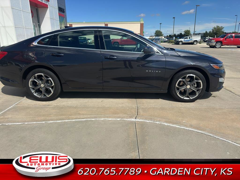 2023 Chevrolet Malibu 1LT photo 2