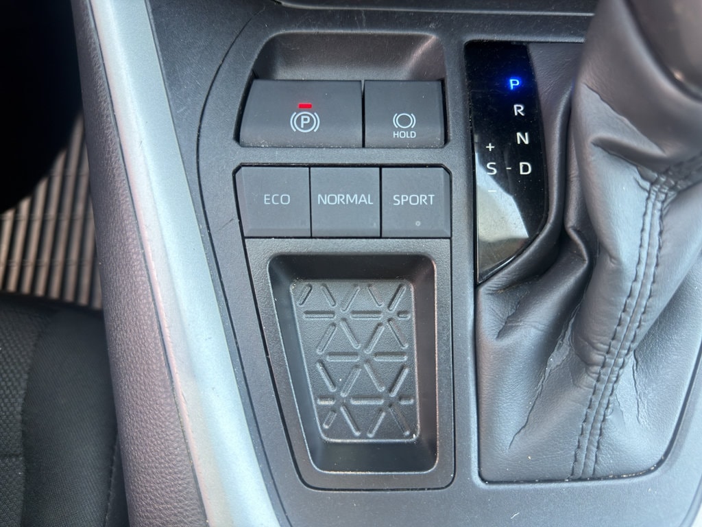 2024 Toyota RAV4 XLE - Photo 20