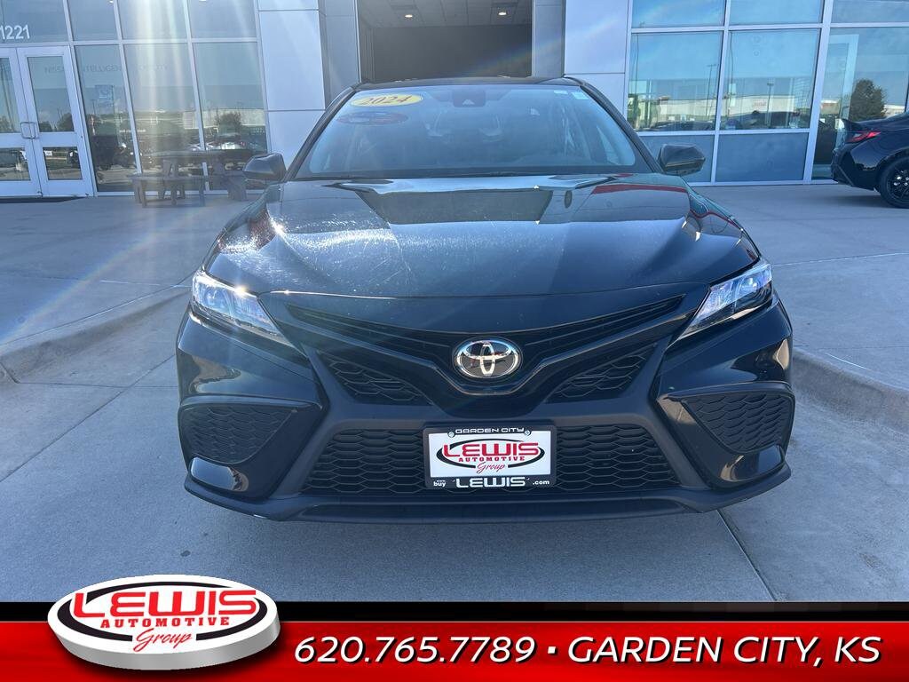 2024 Toyota Camry SE photo 2