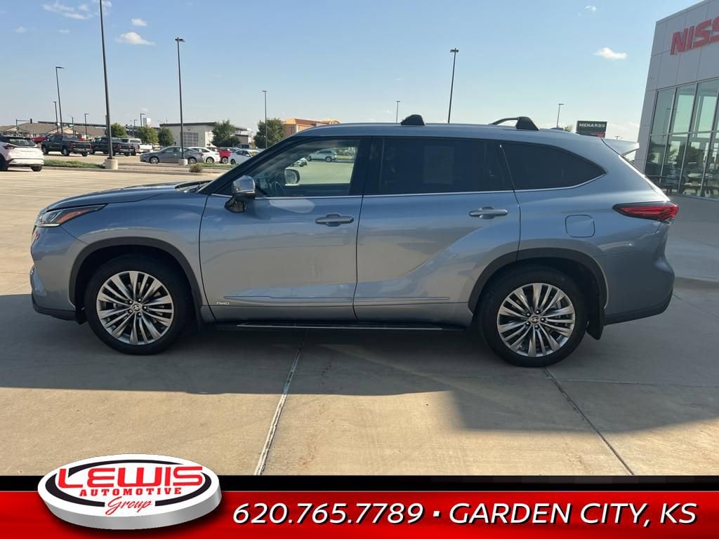 Used 2022 Toyota Highlander Platinum with VIN 5TDEBRCH3NS086270 for sale in Garden City, KS