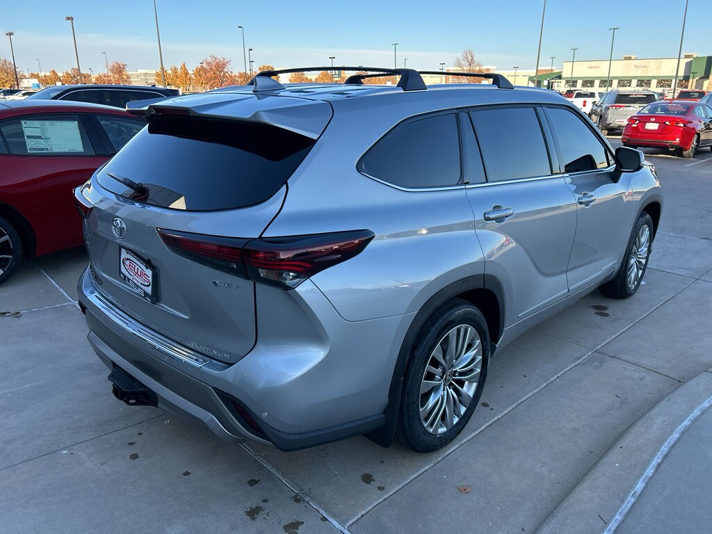 New 2025 Toyota Highlander Hybrid Platinum SUV