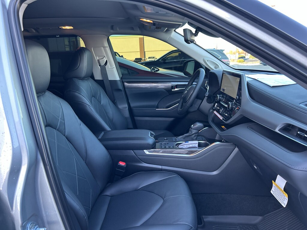 New 2025 Toyota Highlander Hybrid Platinum SUV