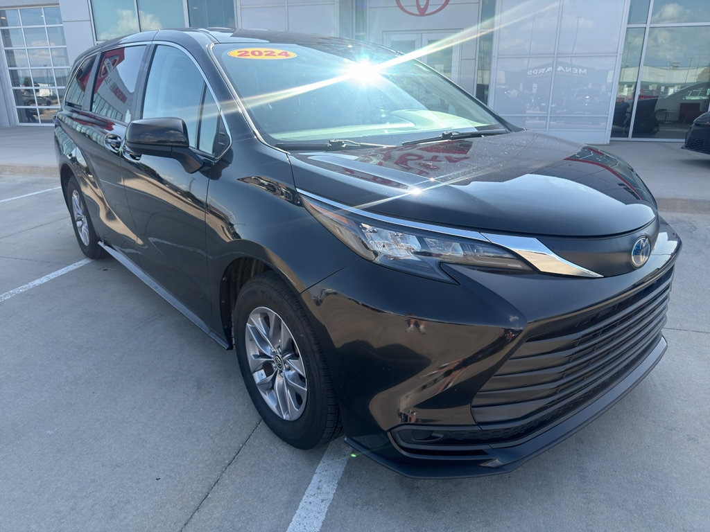Used 2024 Toyota Sienna LE 8 Passenger Van Passenger Van