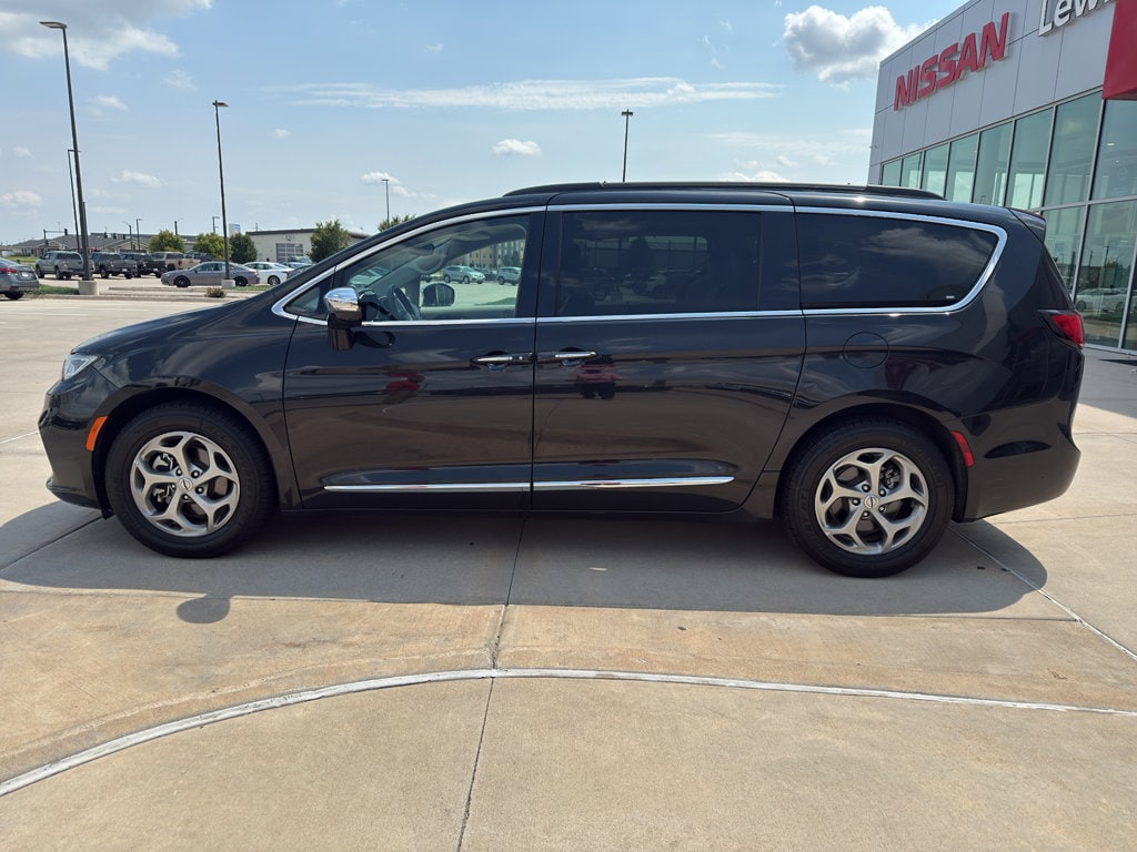 Used 2023 Chrysler Pacifica Limited Van Passenger Van
