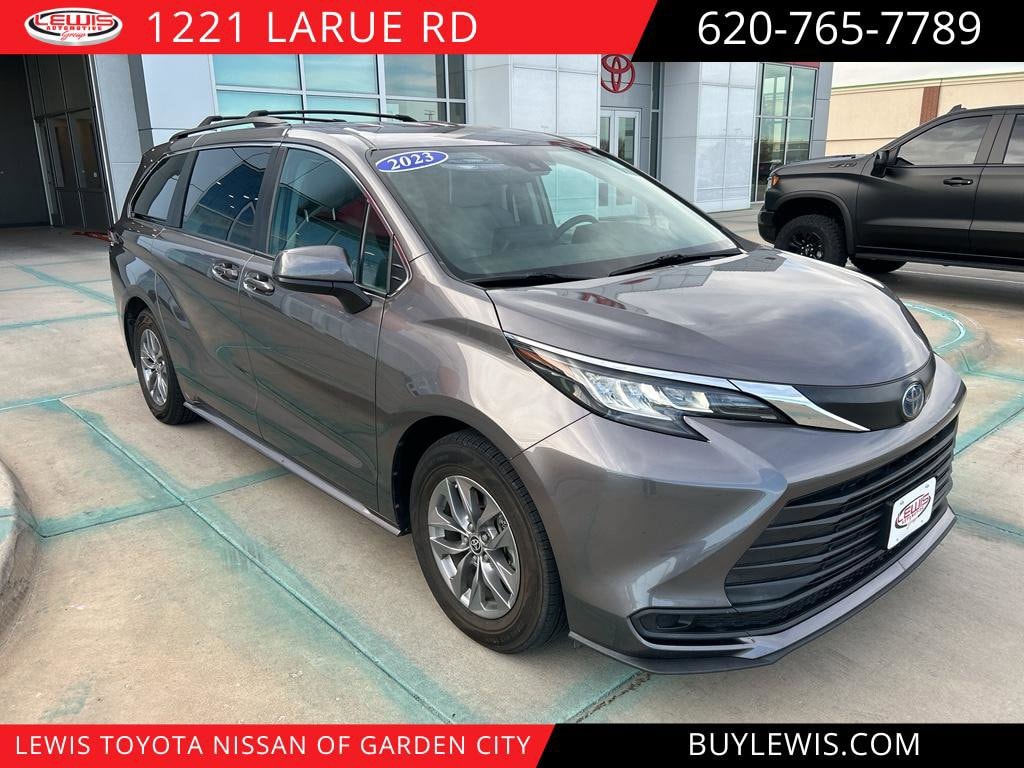 2023 Toyota Sienna LE's photo