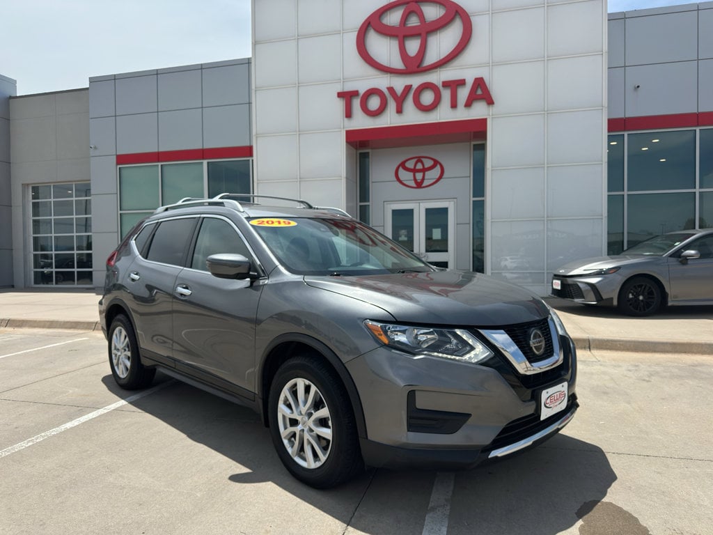 Used 2019 Nissan Rogue SV with VIN 5N1AT2MT1KC786643 for sale in Garden City, KS