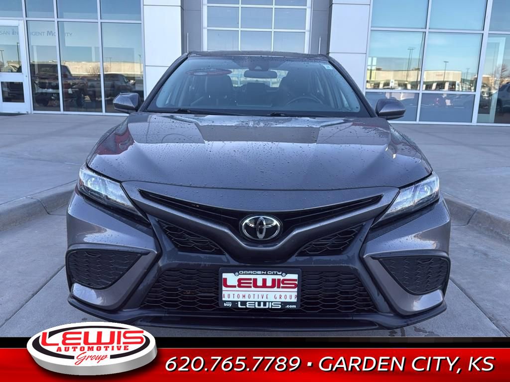 Used 2021 Toyota Camry SE with VIN 4T1G11AK9MU586385 for sale in Garden City, KS