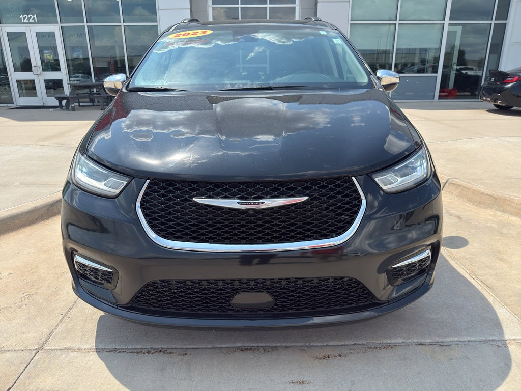 Used 2023 Chrysler Pacifica Limited Van Passenger Van