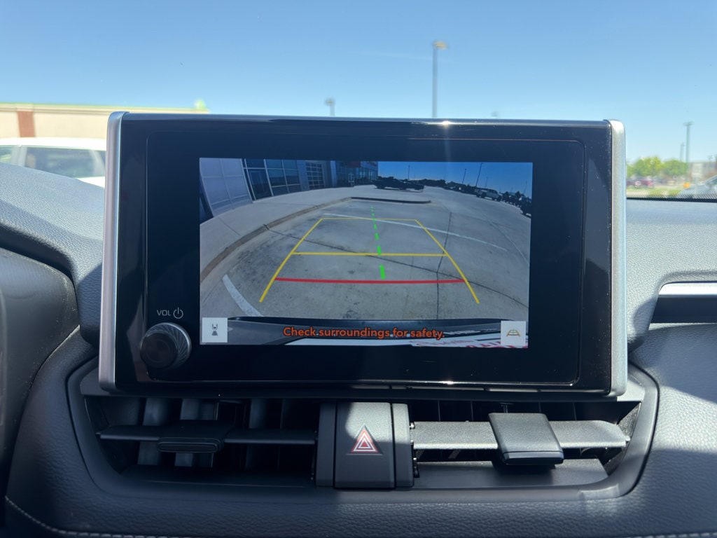 2024 Toyota RAV4 XLE - Photo 18