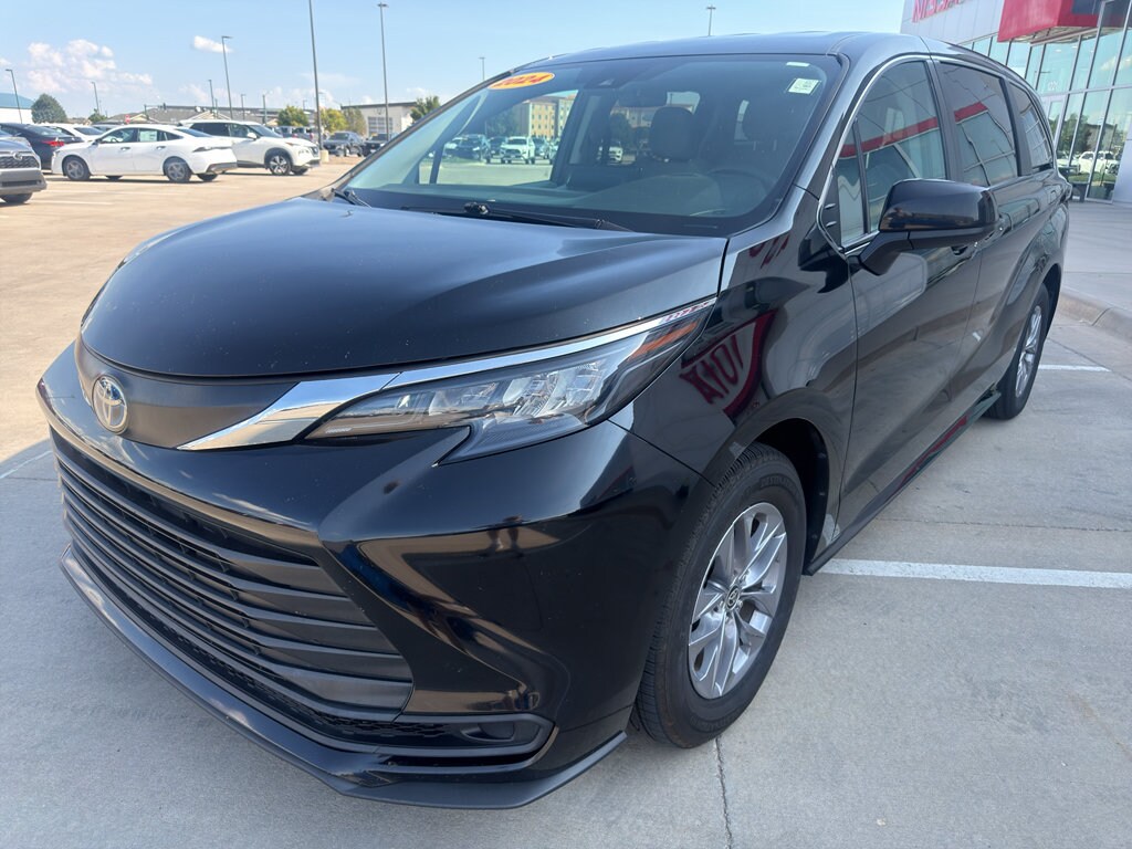 Used 2024 Toyota Sienna LE 8 Passenger Van Passenger Van