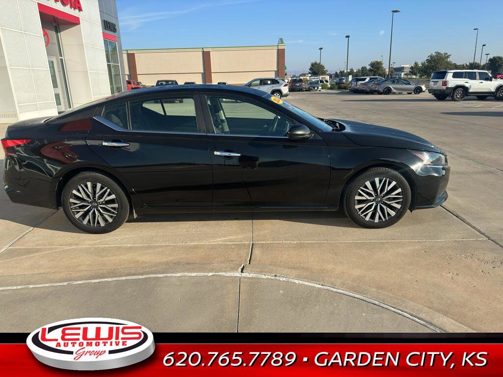 2024 Nissan Altima 2.5 SV photo 2