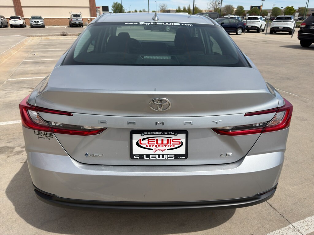 2025 Toyota Camry LE - Photo 27