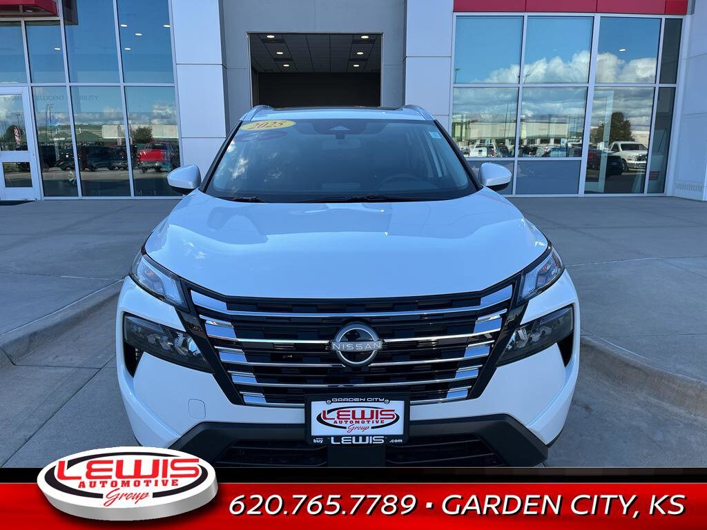 2025 Nissan Rogue SV photo 2