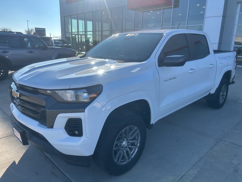 2024 Chevrolet Colorado LT photo 3