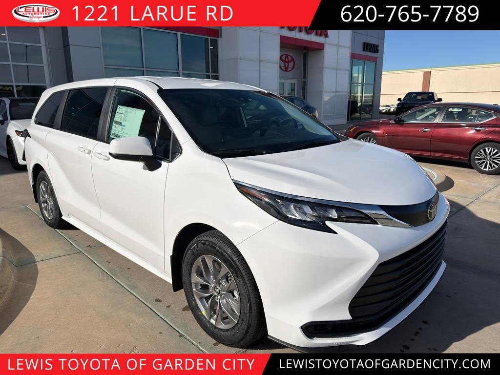 2026 Toyota Sienna LE's photo