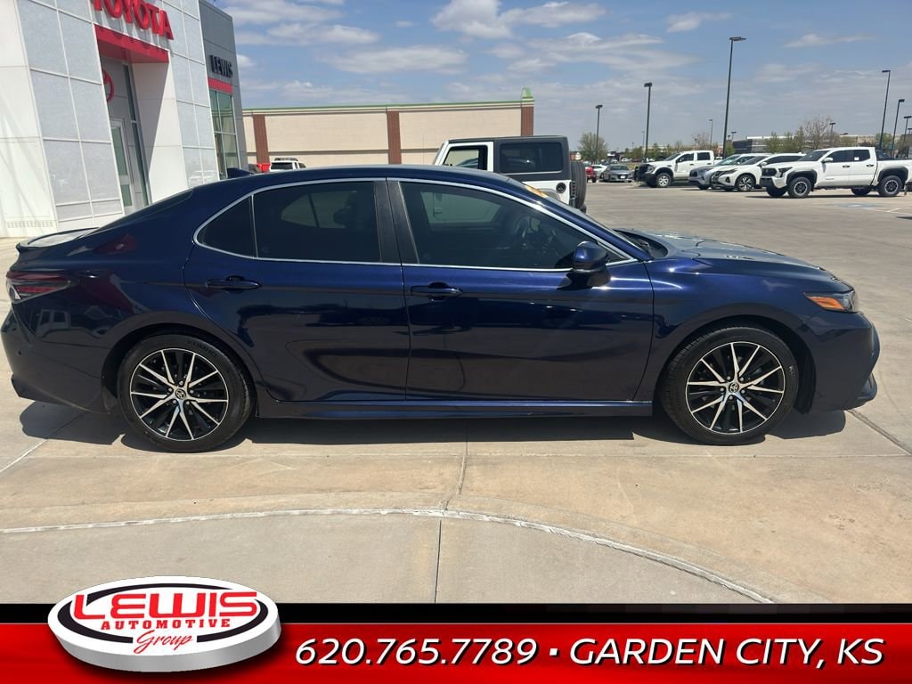 Used 2022 Toyota Camry SE with VIN 4T1G31AKXNU598380 for sale in Garden City, KS