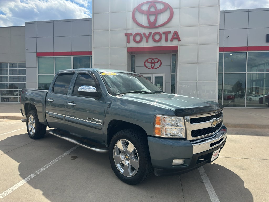 Used 2011 Chevrolet Silverado 1500 LT with VIN 3GCPCSE04BG208181 for sale in Garden City, KS