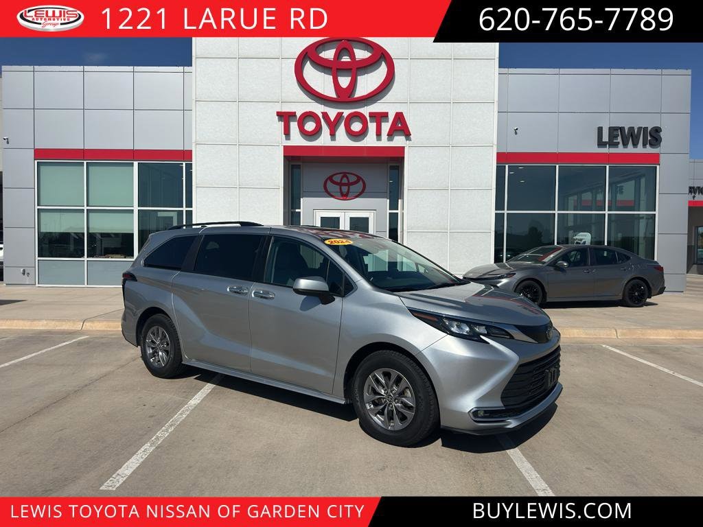 2024 Toyota Sienna XLE 8-Passenger Hybrid FWD's photo