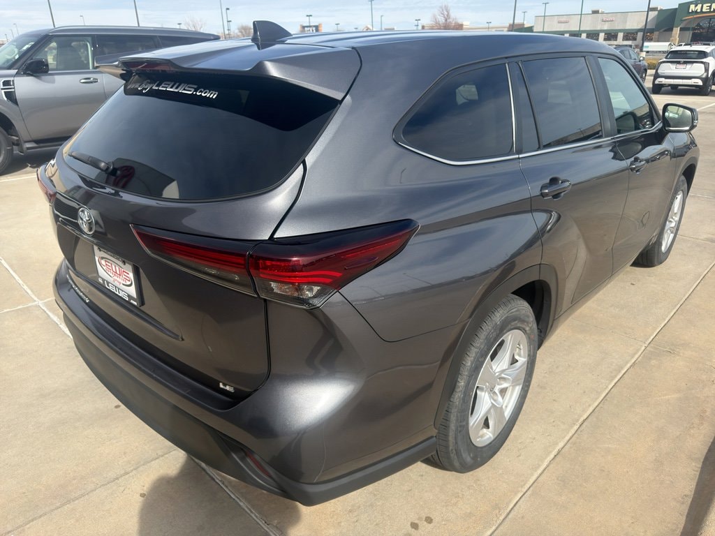 Used 2024 Toyota Highlander LE SUV