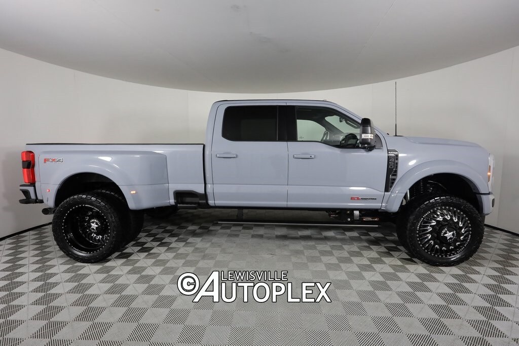 2025 Ford F-450 Platinum photo 4