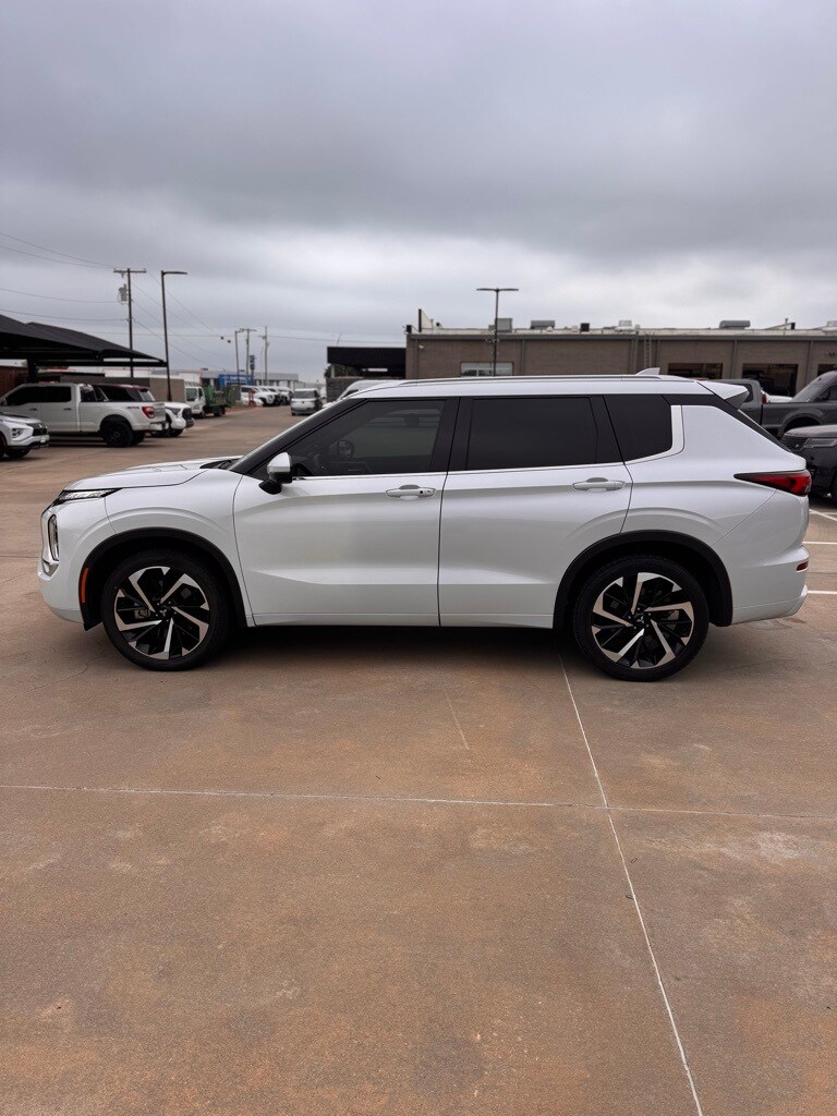 2022 Mitsubishi Outlander SEL photo 2