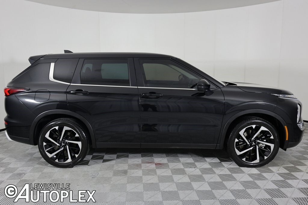 2023 Mitsubishi Outlander SE photo 4
