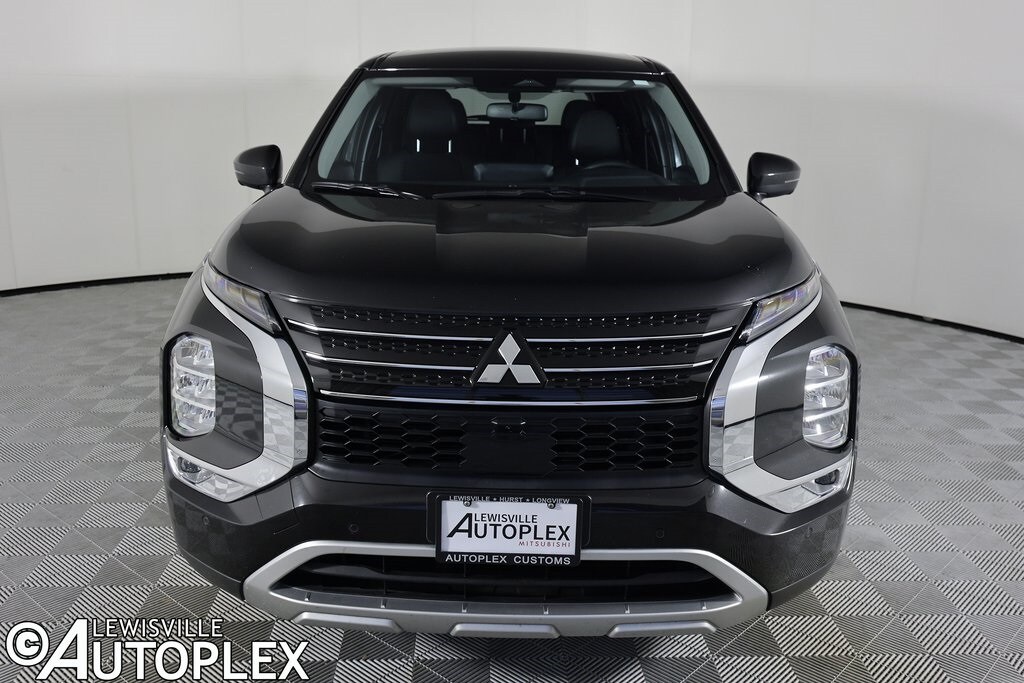 2023 Mitsubishi Outlander SE photo 2