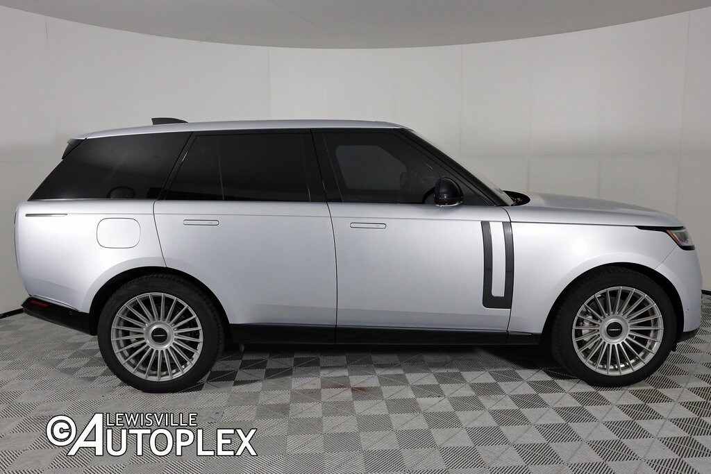 2023 Land Rover Range Rover SE photo 3