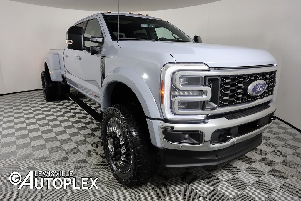 2025 Ford F-450 Platinum photo 3