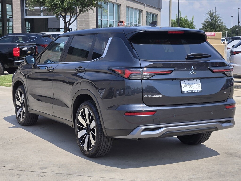 2025 Mitsubishi Outlander SE photo 2