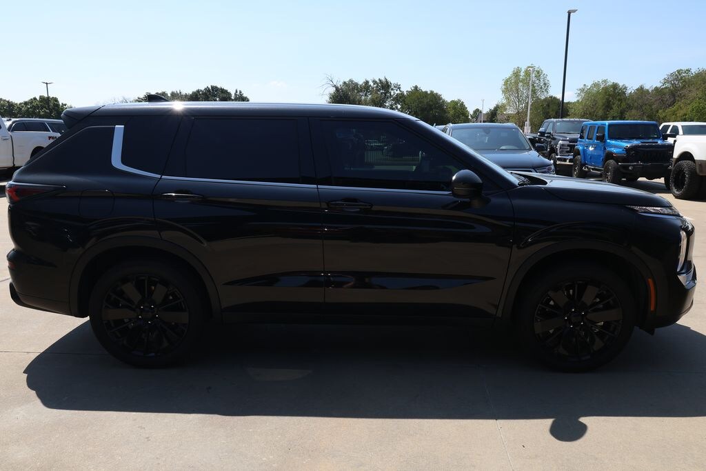 Used 2026 Mitsubishi Outlander LE SUV