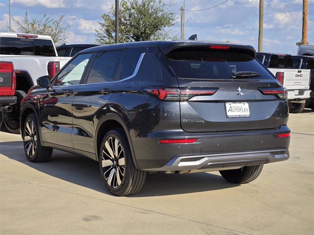 2025 Mitsubishi Outlander SE photo 3