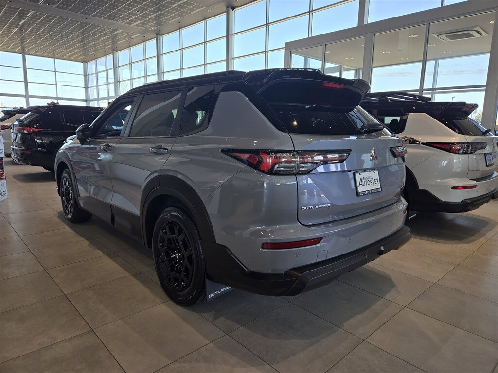 2025 Mitsubishi Outlander SE Ralliart photo 3