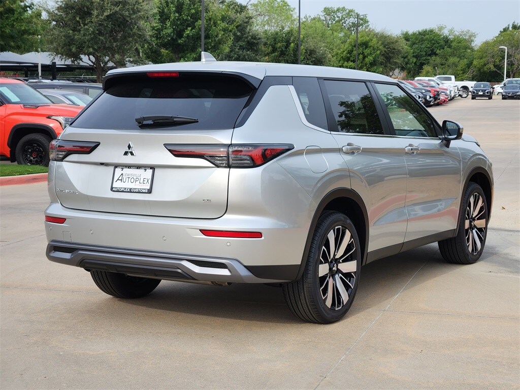 2025 Mitsubishi Outlander SE photo 2