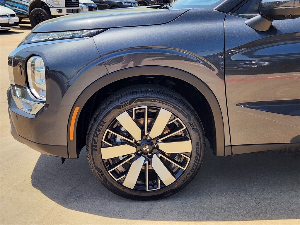 2025 Mitsubishi Outlander SE photo 4