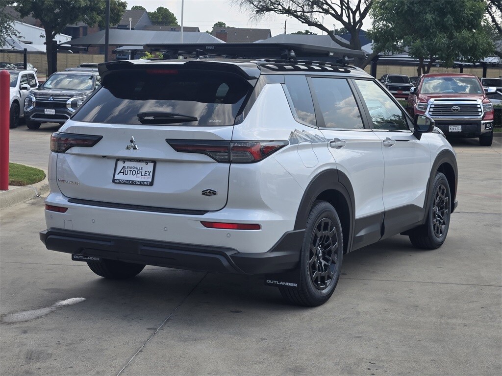 2025 Mitsubishi Outlander SE photo 2