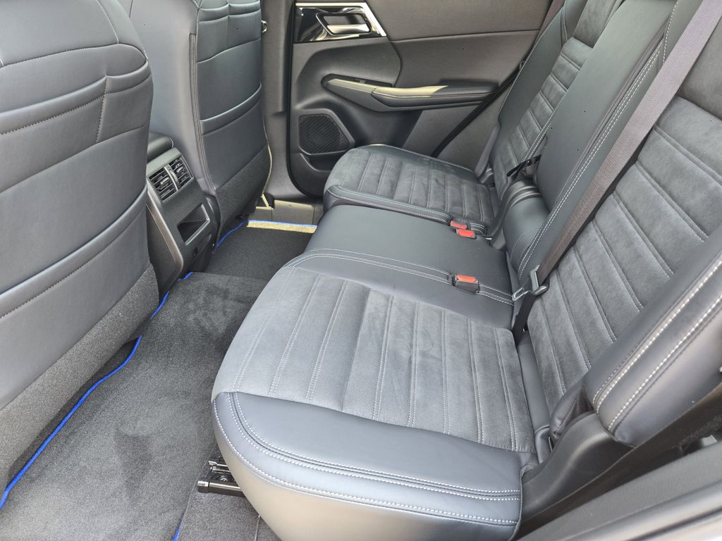 2025 Mitsubishi Outlander Plug-in Hybrid SE - Photo 20