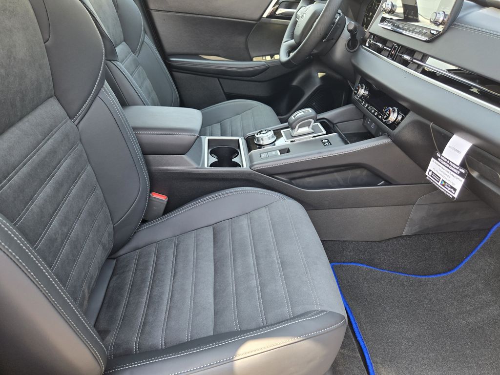 2025 Mitsubishi Outlander Plug-in Hybrid SE - Photo 10