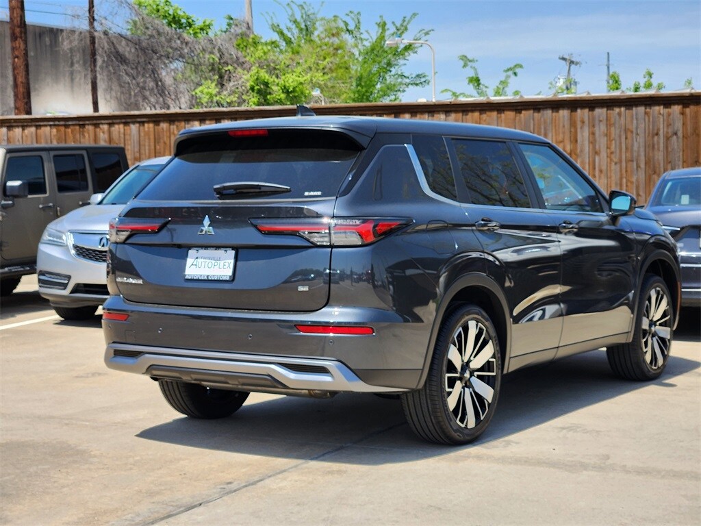 2025 Mitsubishi Outlander SE photo 3