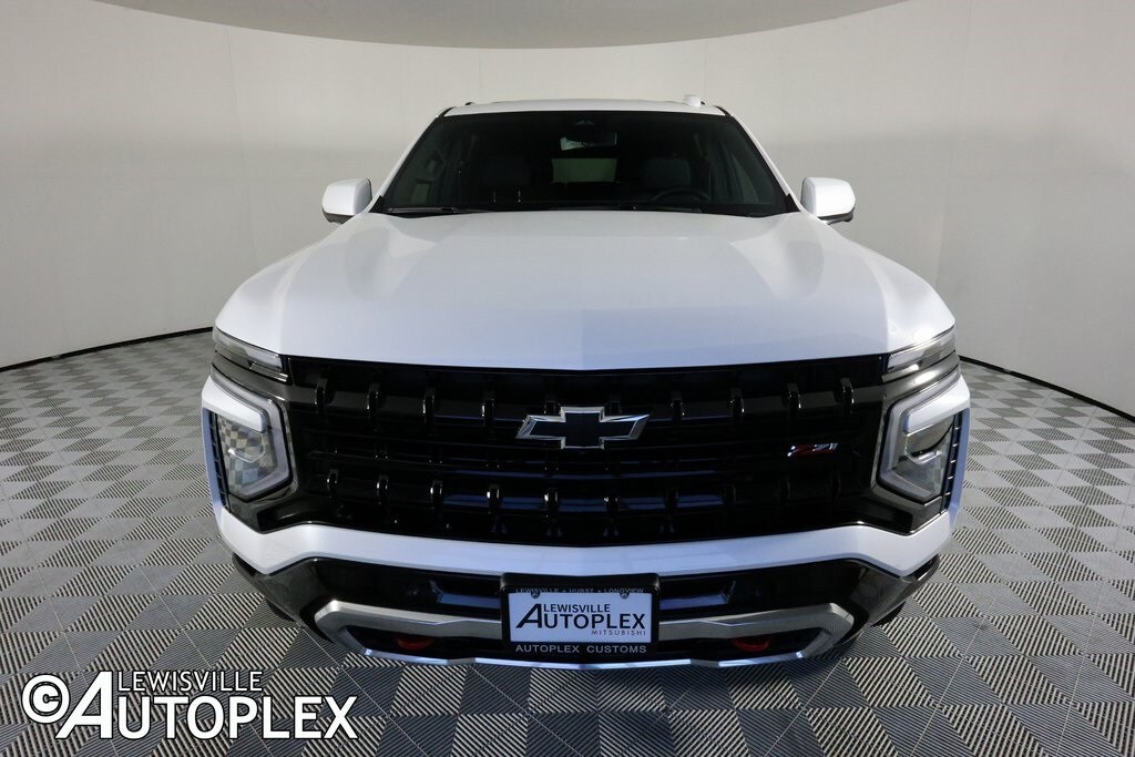 2025 Chevrolet Suburban Z71 photo 2