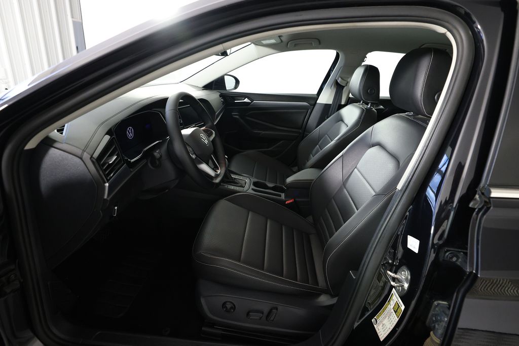 2024 Volkswagen Jetta SE - Photo 14