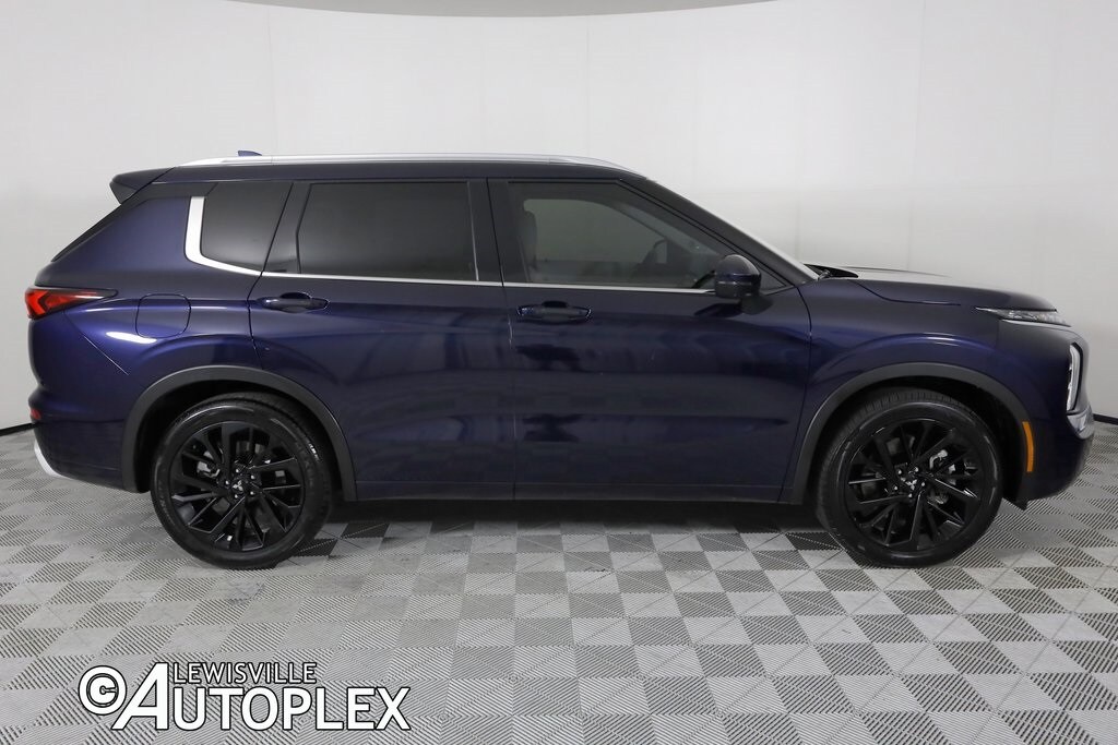 2023 Mitsubishi Outlander SEL photo 2