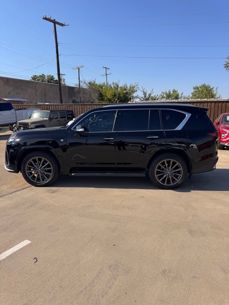 2023 Lexus LX 600 F SPORT photo 2