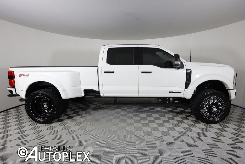 2025 Ford F-450 Platinum photo 4