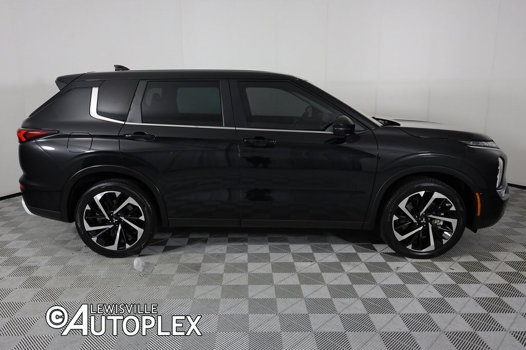 2023 Mitsubishi Outlander SE photo 3