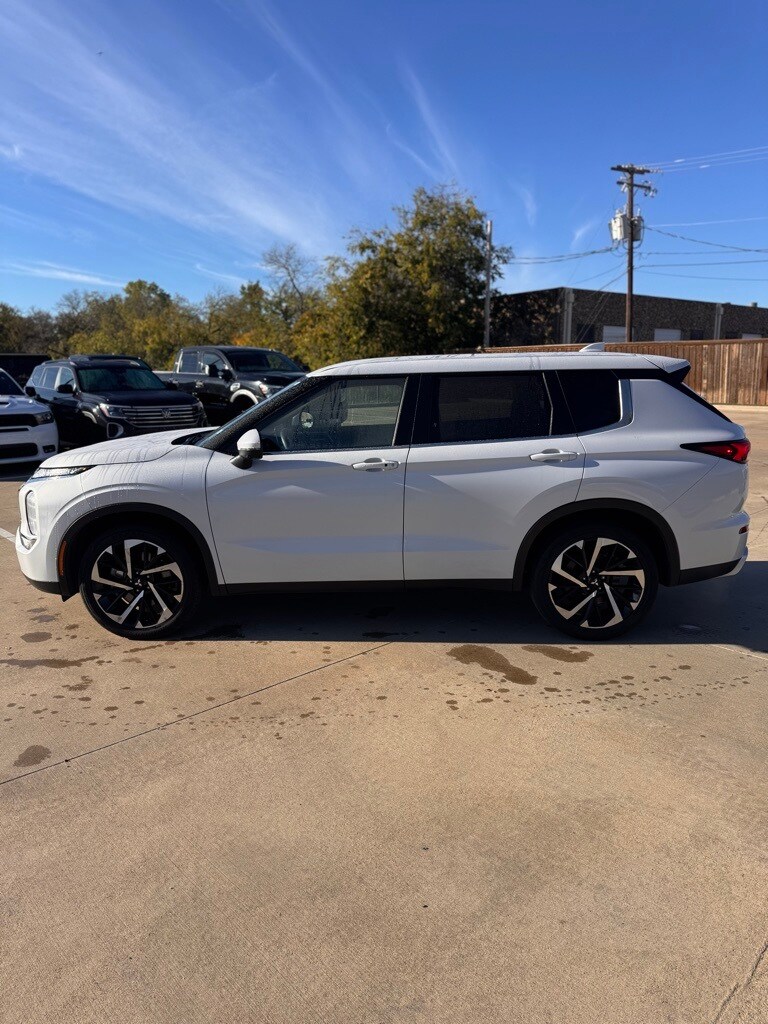 2024 Mitsubishi Outlander SE photo 2