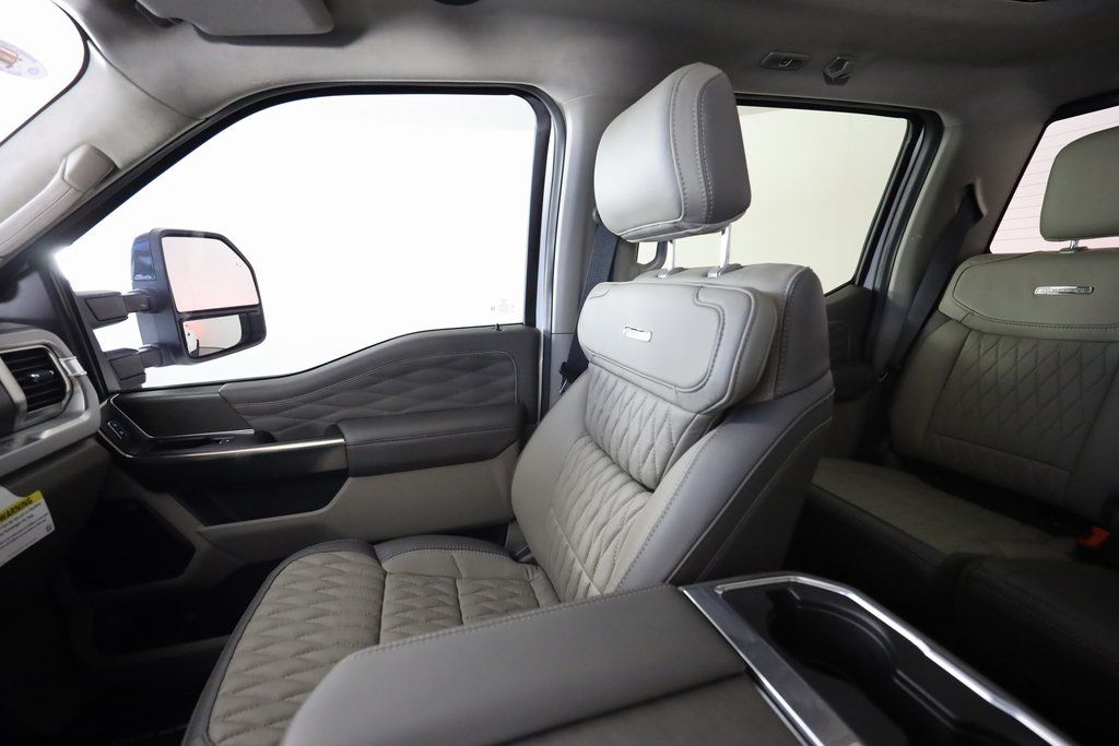 2025 Ford F-450 Super Duty Platinum - Photo 47