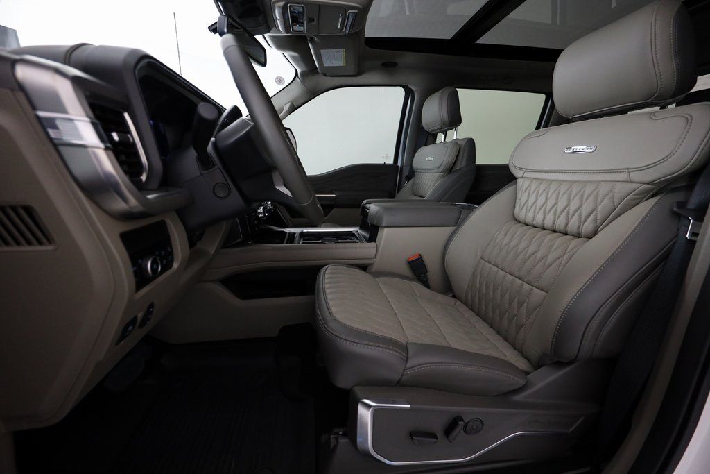 2025 Ford F-450 Super Duty Platinum - Photo 18