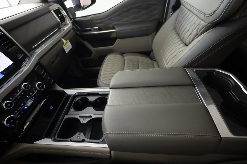 2025 Ford F-450 Super Duty Platinum - Photo 41